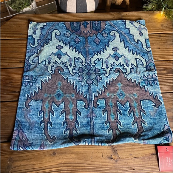 Pottery Barn Soft Velvet Alexia Pillow Cover - Picture 5 of 10